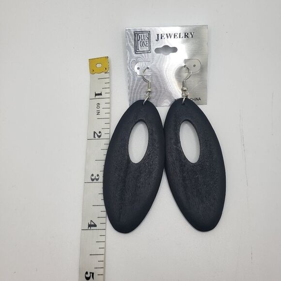 Black wood oval shape long boho style earrings - Picture 3 of 4